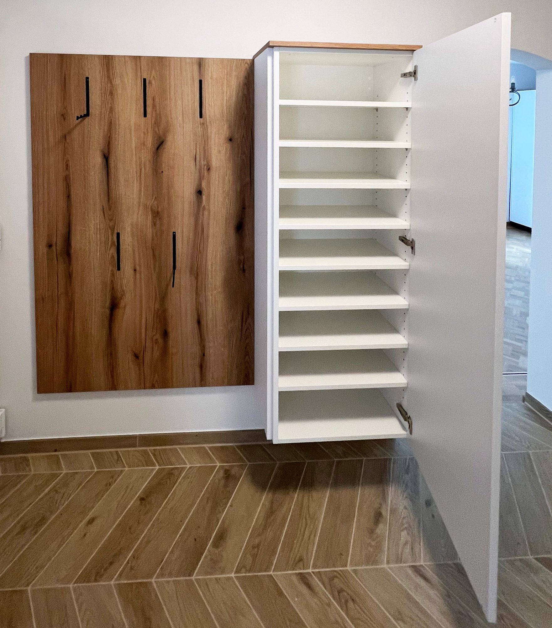 Geöffneter Schuhschrank mit Fachböden