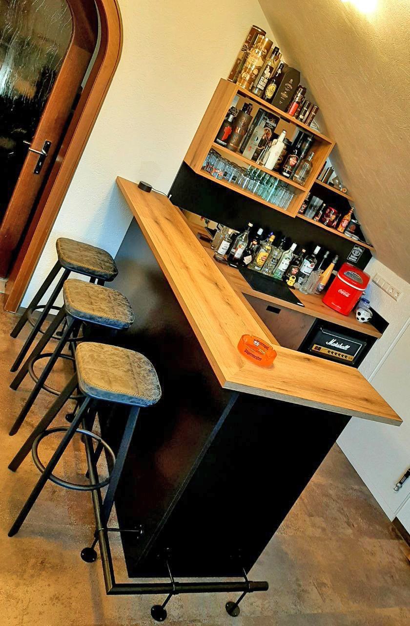 Theke mit Barhockern und Regalen unter der Schräge