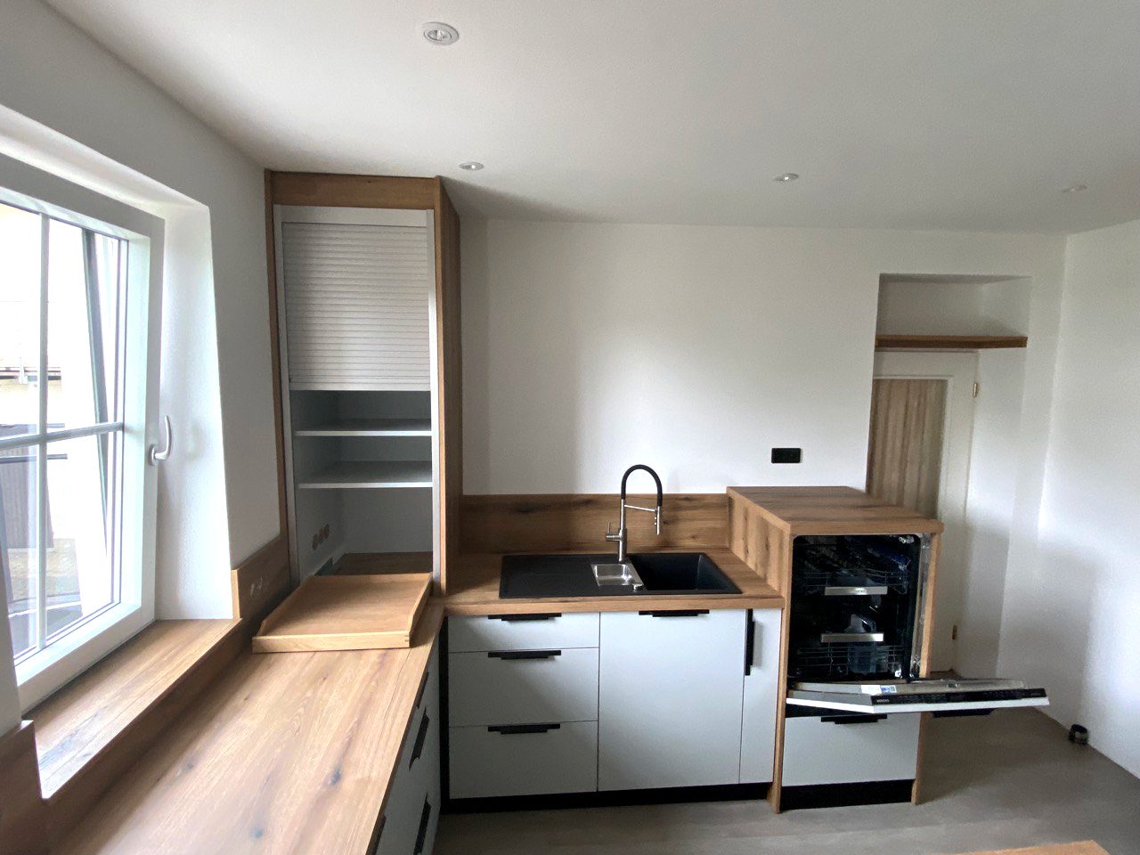 Spülzeile mit Rollladenschrank und Geschirrspüler