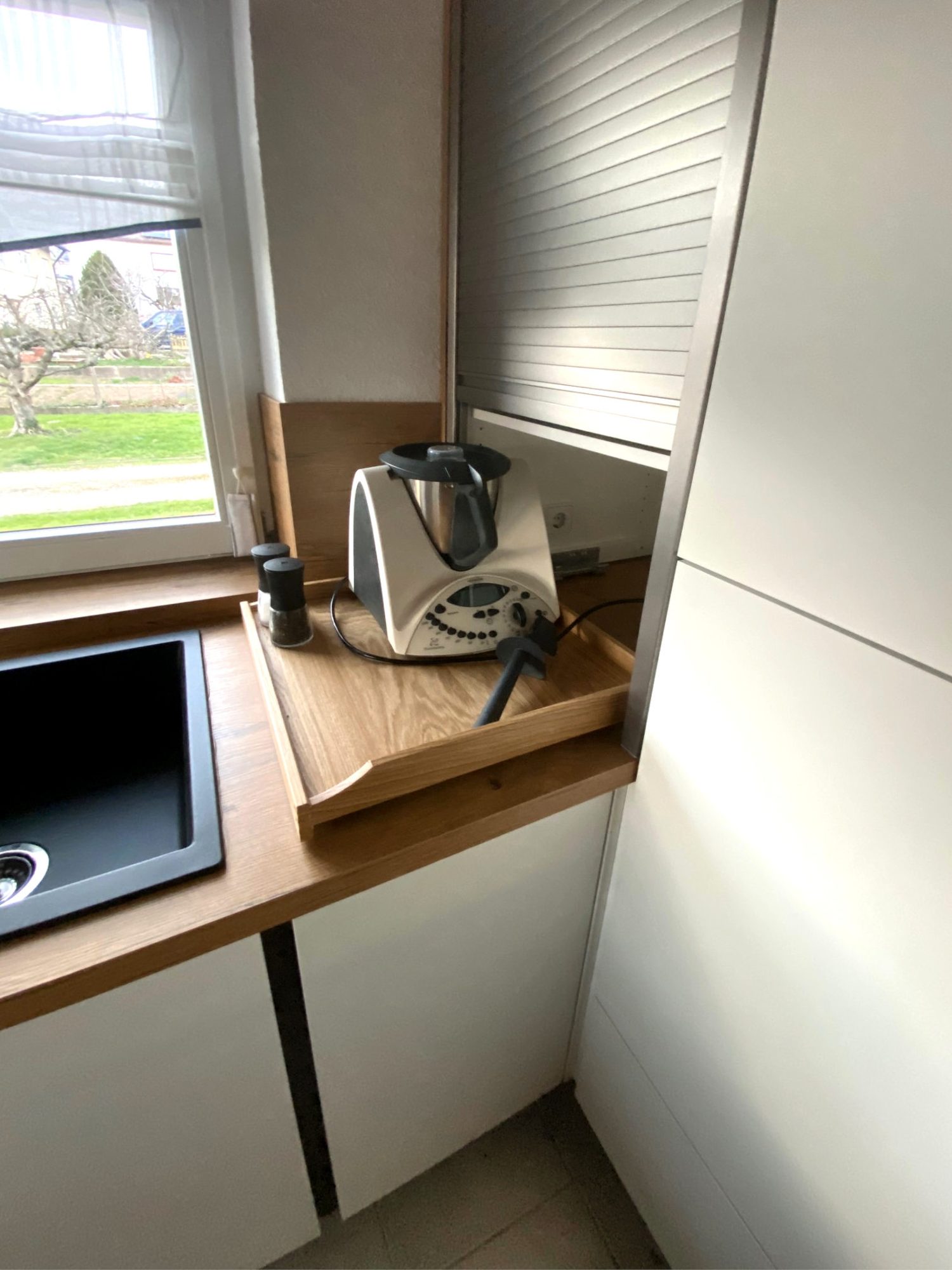 Spüle neben einem Rollladenschrank