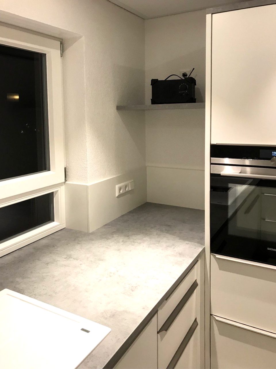 Arbeitsplatte mit Eckbord neben dem Backofen