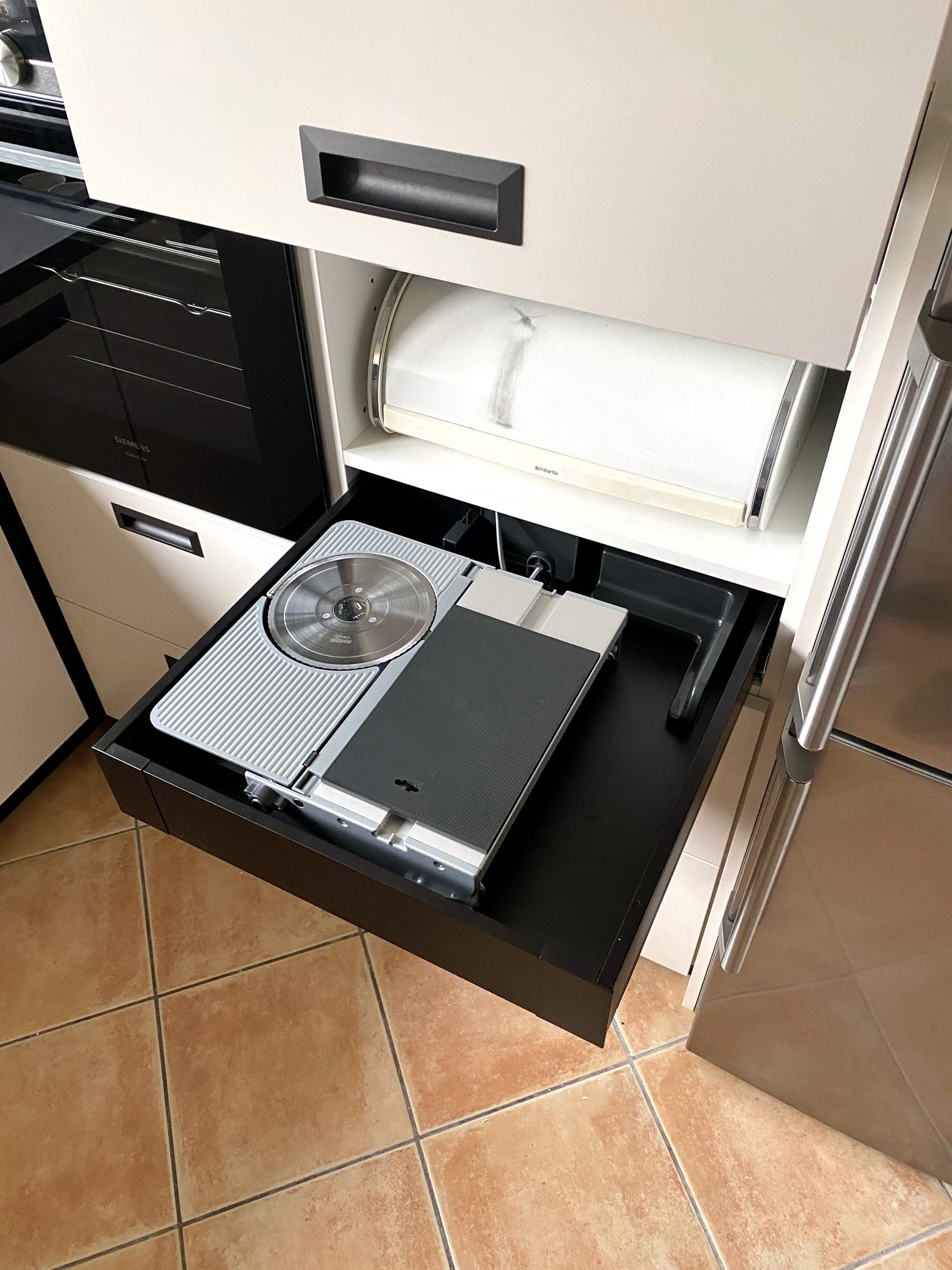 Auszug mit Brotschneidemaschine im Unterschrank
