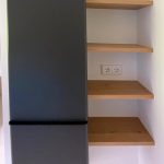 Hochschrank in Anthrazit mit offenen Holzborden