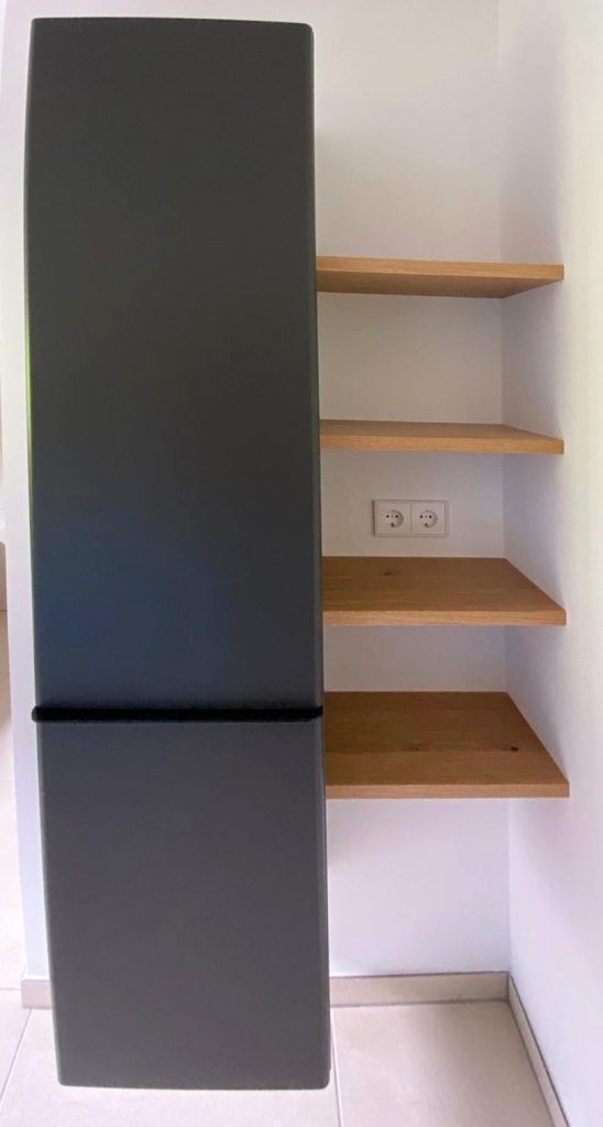 Hochschrank in Anthrazit mit offenen Holzborden