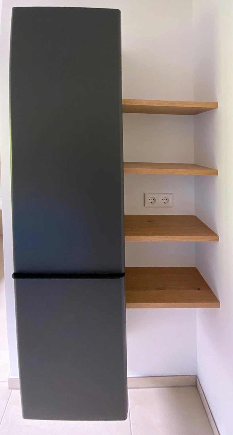 Hochschrank in Anthrazit mit offenen Holzborden