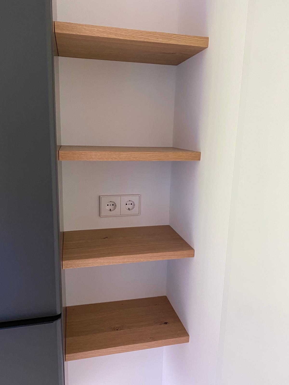 Holzborde in der Nische neben dem Hochschrank