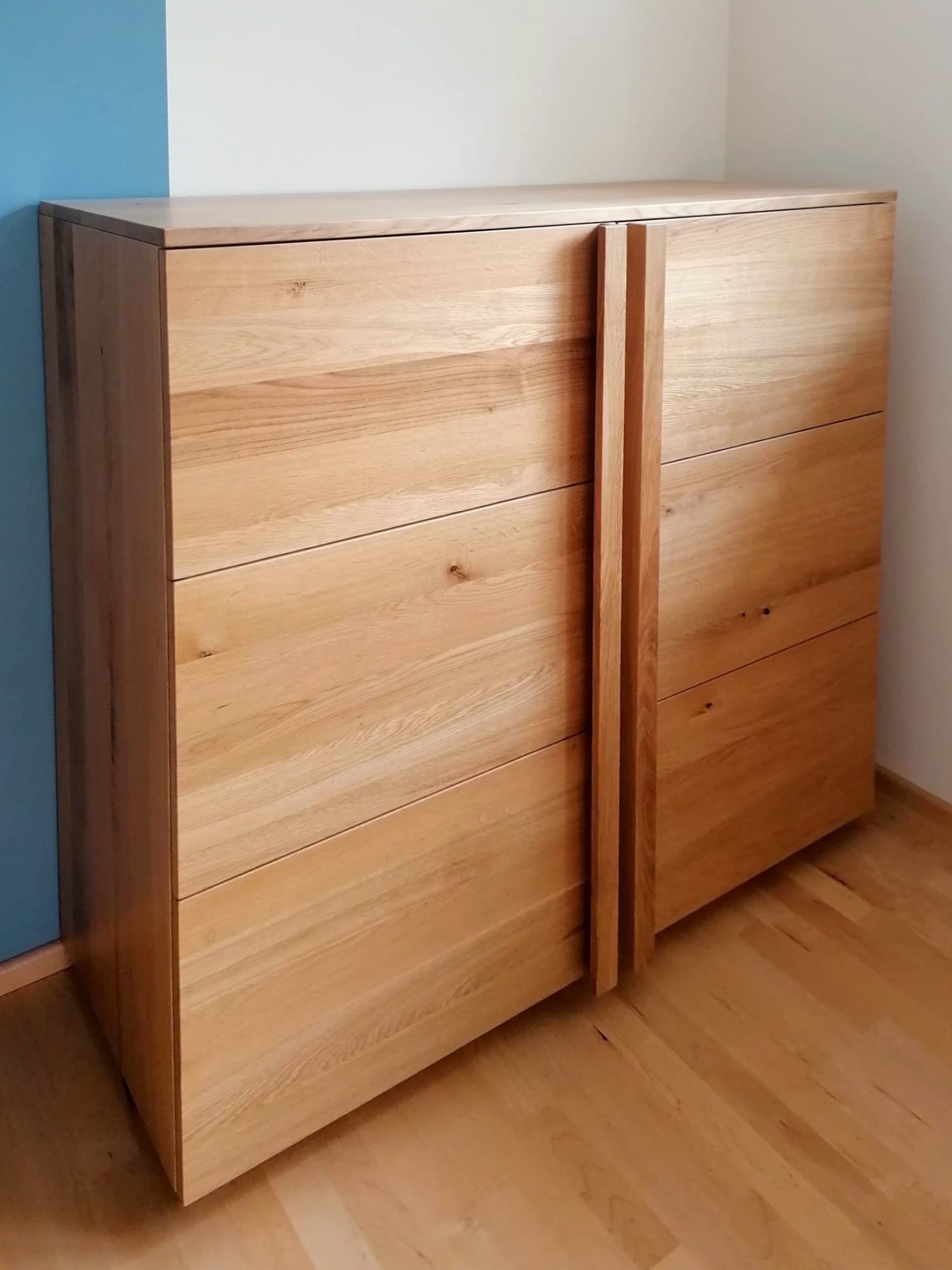 Hohe Kommode aus Holz