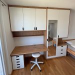 Schreibtisch mit Hängeschränken und Kleiderschrank mit Spiegel