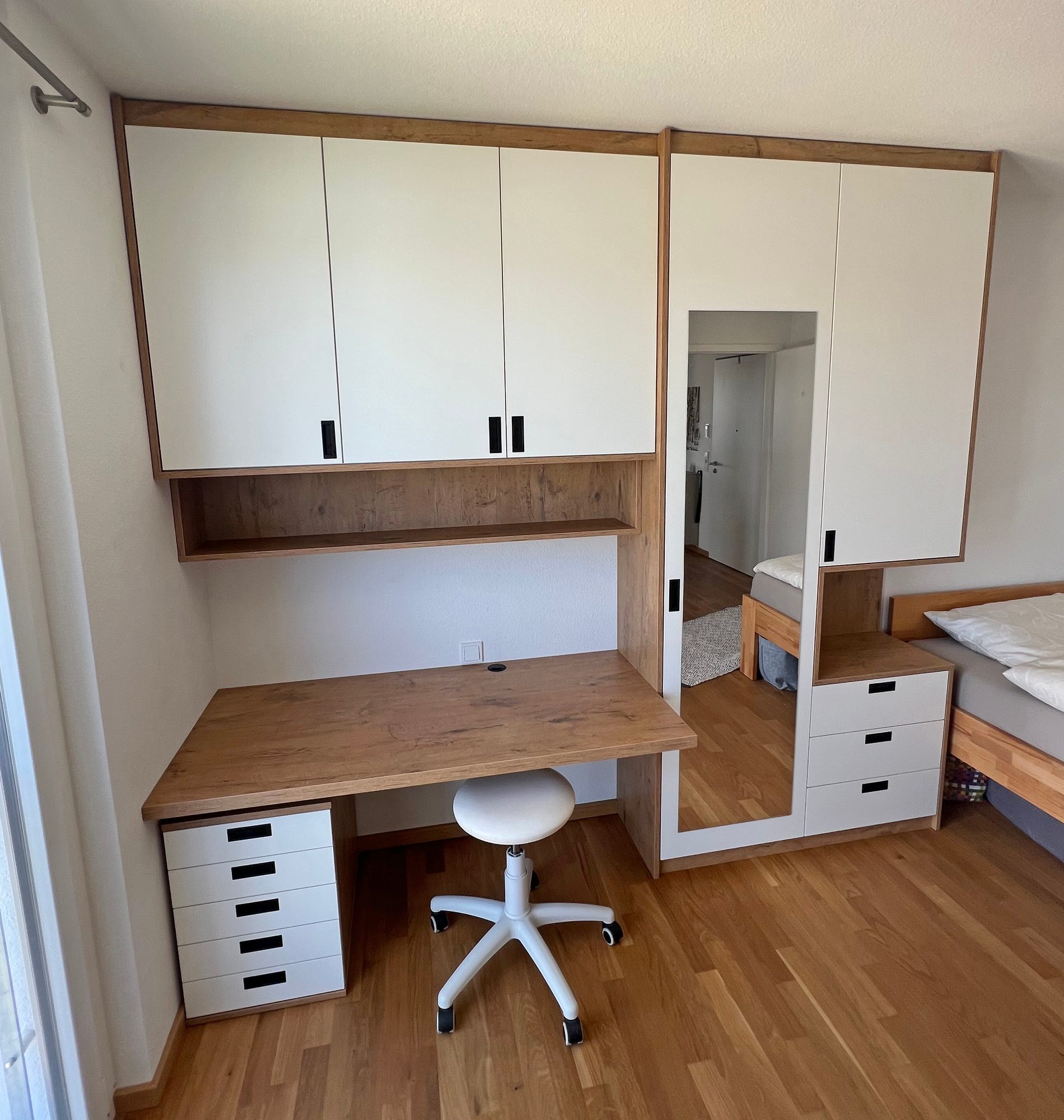 Schreibtisch mit Hängeschränken und Kleiderschrank mit Spiegel