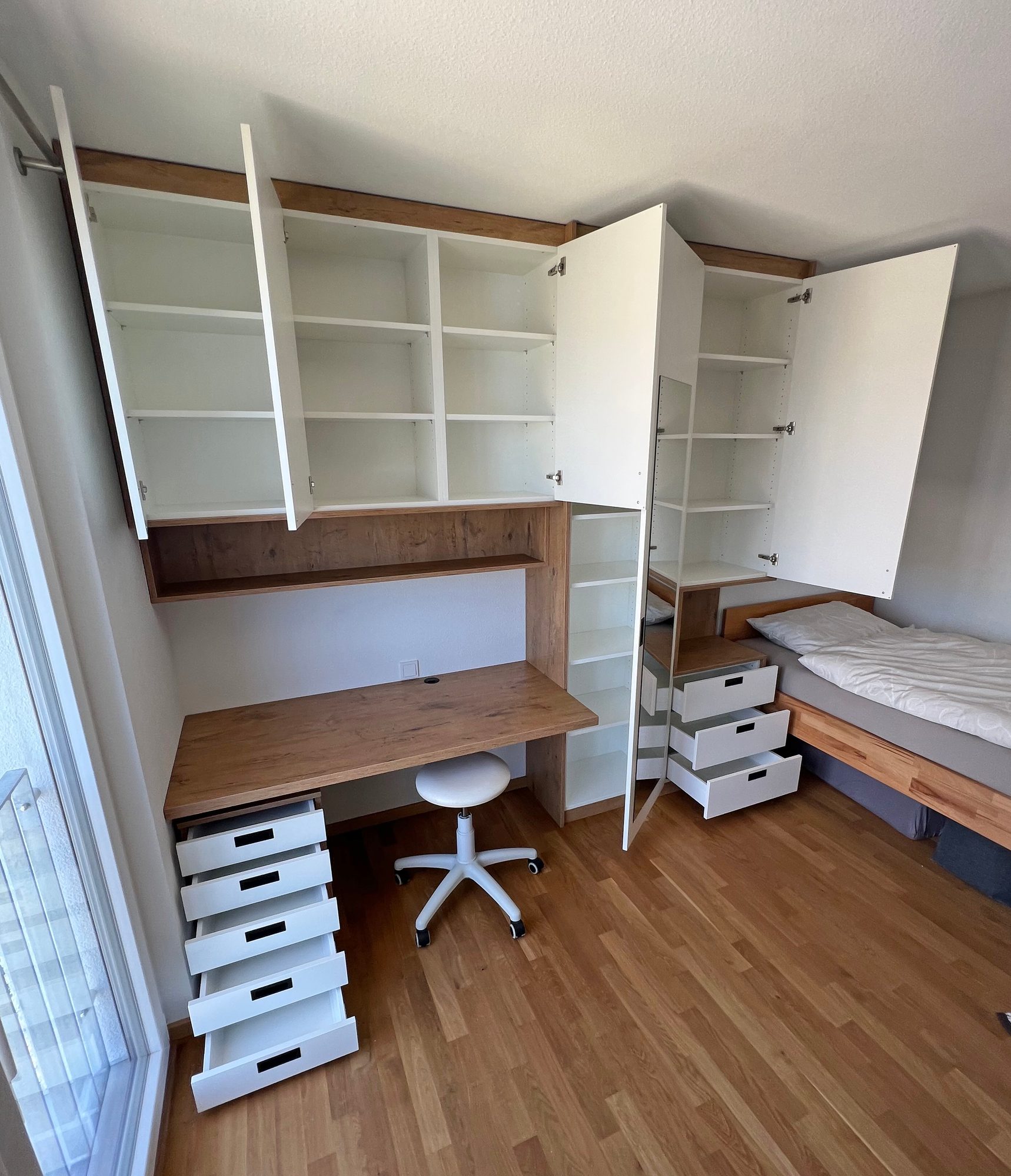 Geöffnete Hängeschränke und Schubkästen am Arbeitsplatz