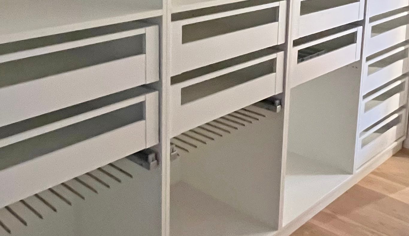 Auszüge mit Glasfront im Kleiderschrank