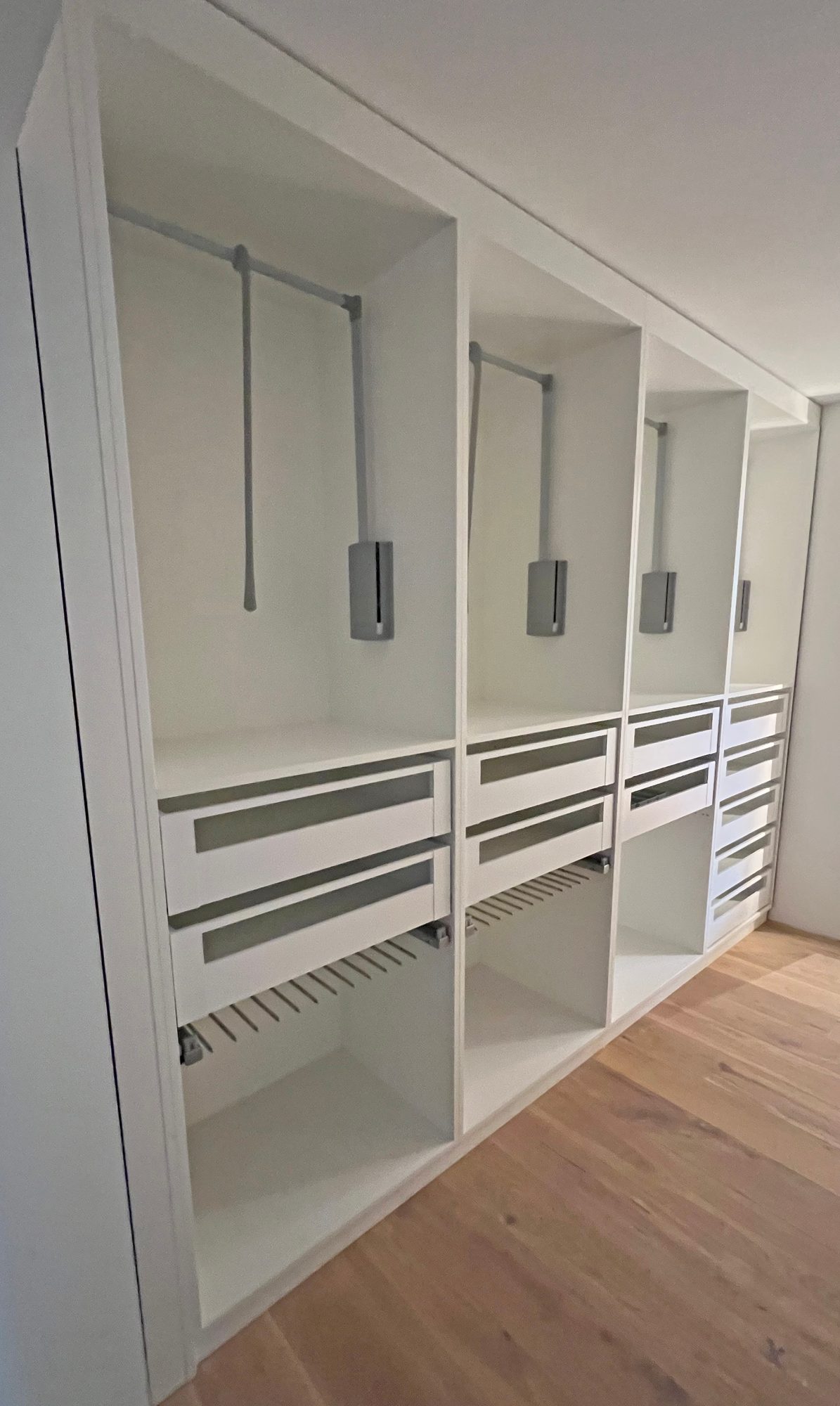 Kleiderschrank mit Kleiderliften und Auszügen