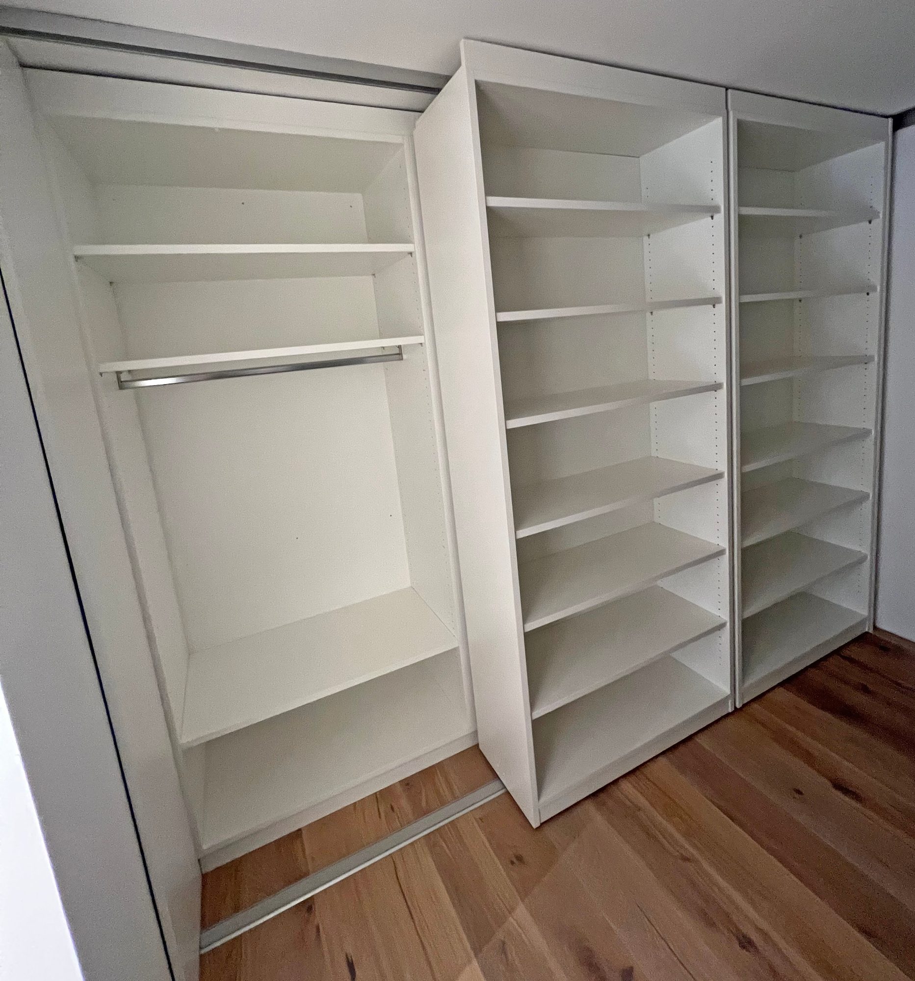 Regalfächer und Kleiderstange im geöffneten Schrank