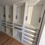 Kleiderschrank mit Kleiderliften und Auszügen über die ganze Breite