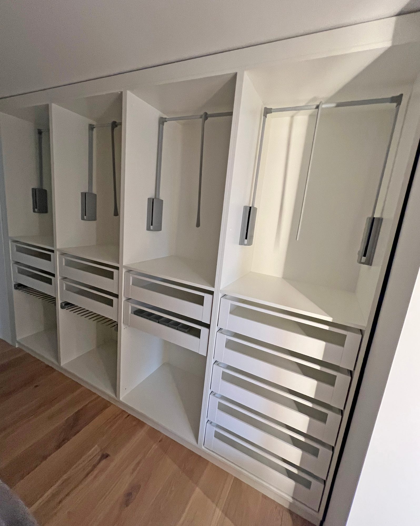 Kleiderschrank mit Kleiderliften und Auszügen über die ganze Breite