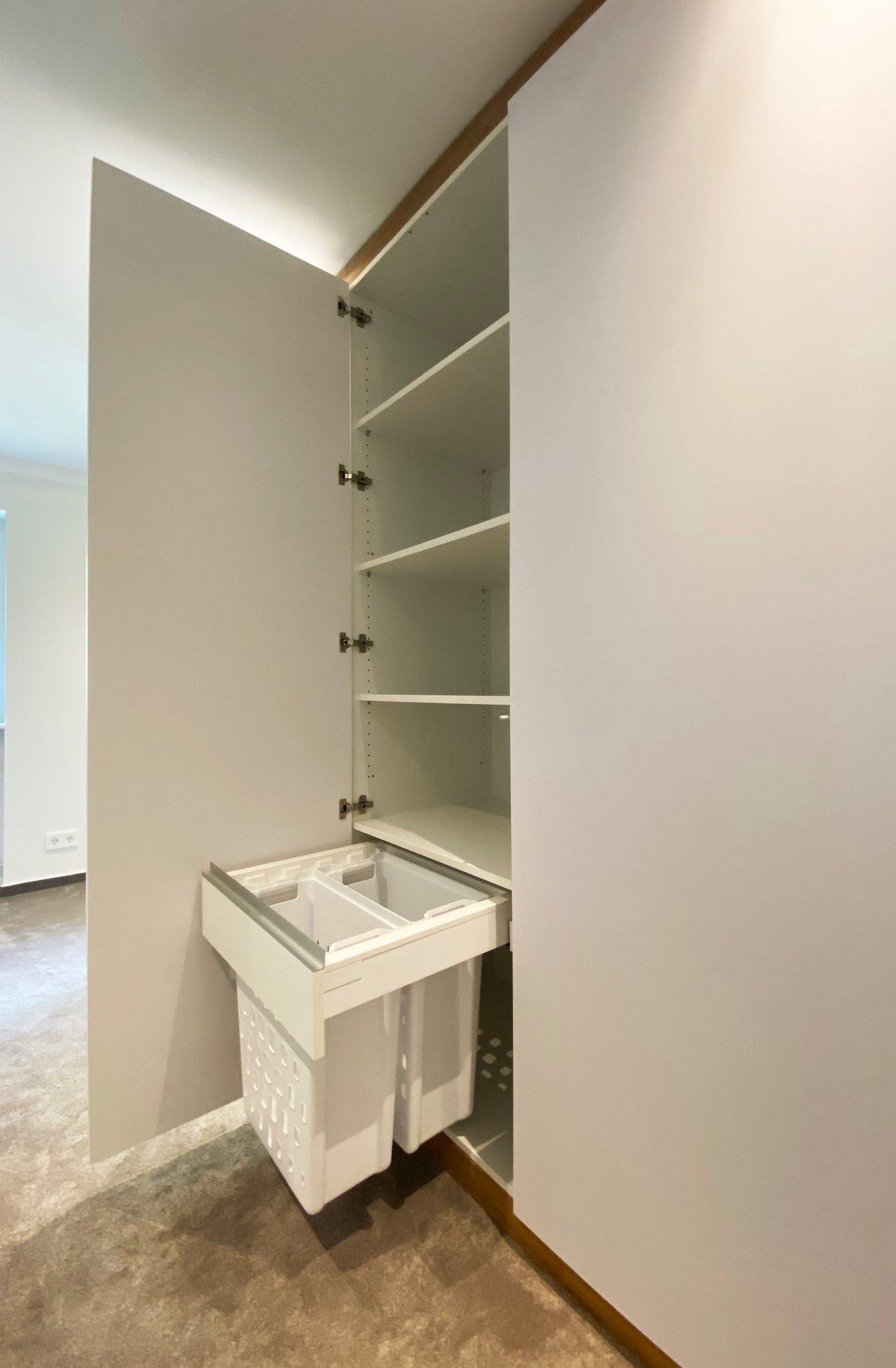 Auszug mit Wäschekorb im Kleiderschrank