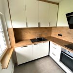 Kleine L-Küche mit Rückwand in Holzoptik