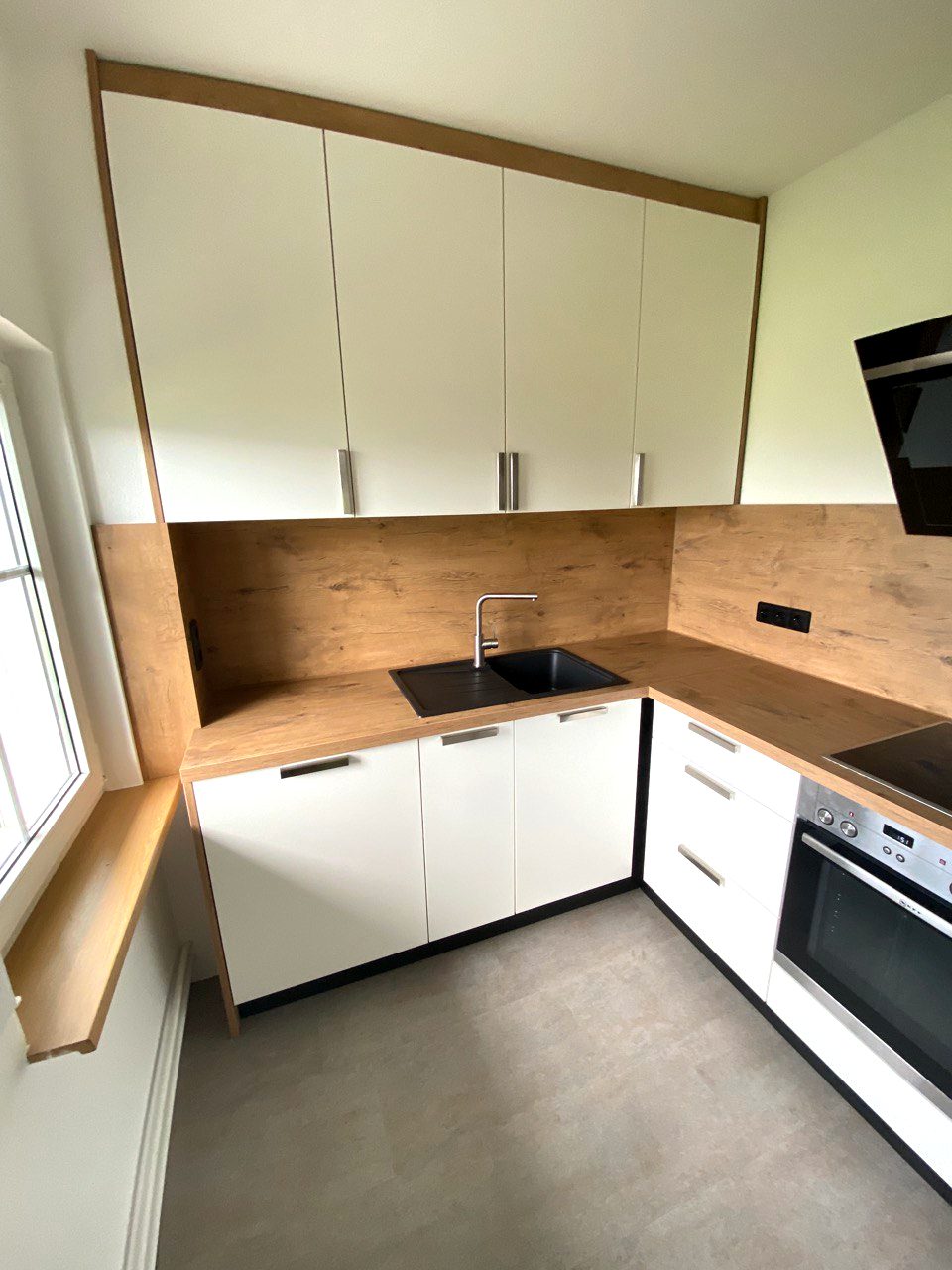 Kleine L-Küche mit Rückwand in Holzoptik