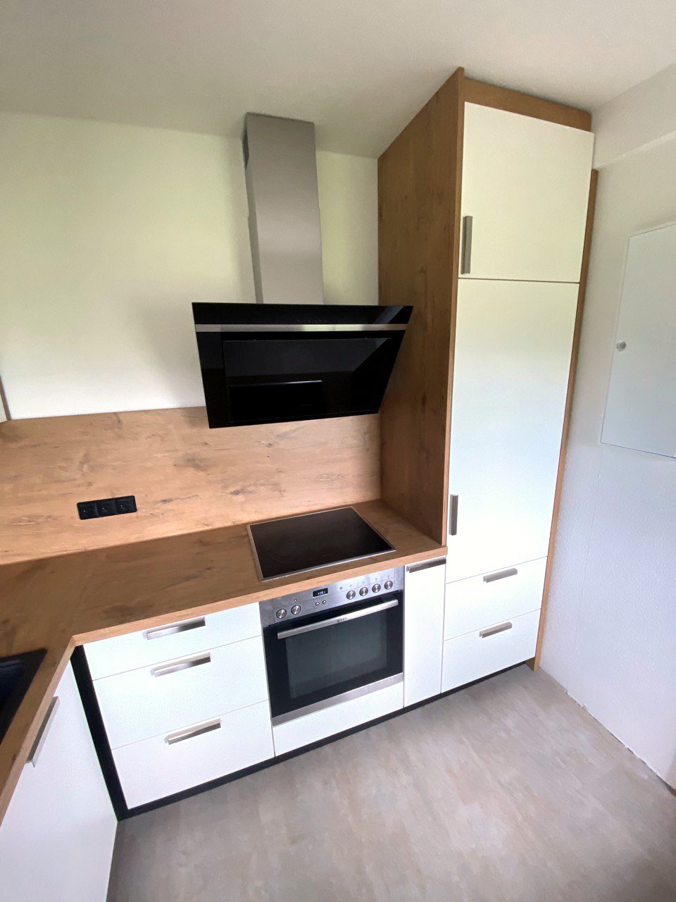 Kochfeld mit Dunstabzug und Hochschrank