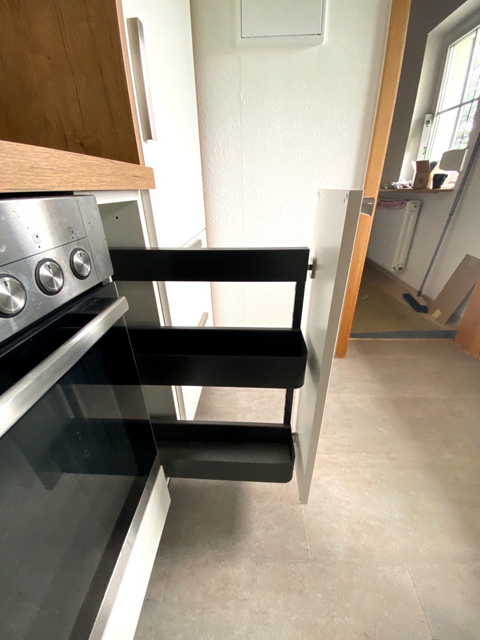 Schmaler Apothekerauszug neben dem Backofen