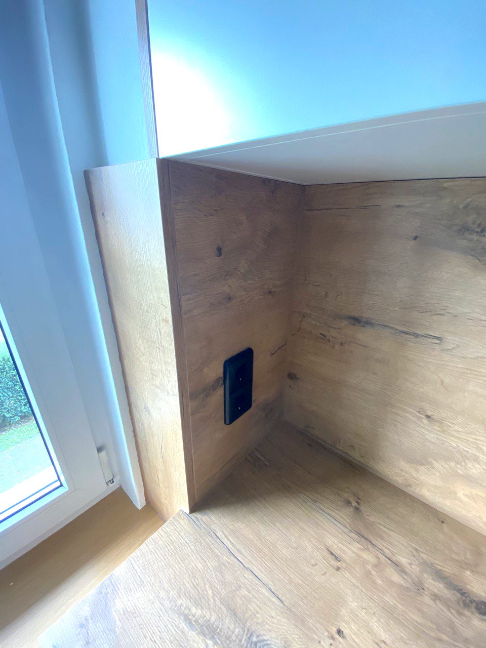 Verkleidete Fensterbank in Holzoptik