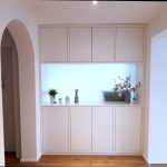 Weißer Wandschrank mit beleuchteter Nische