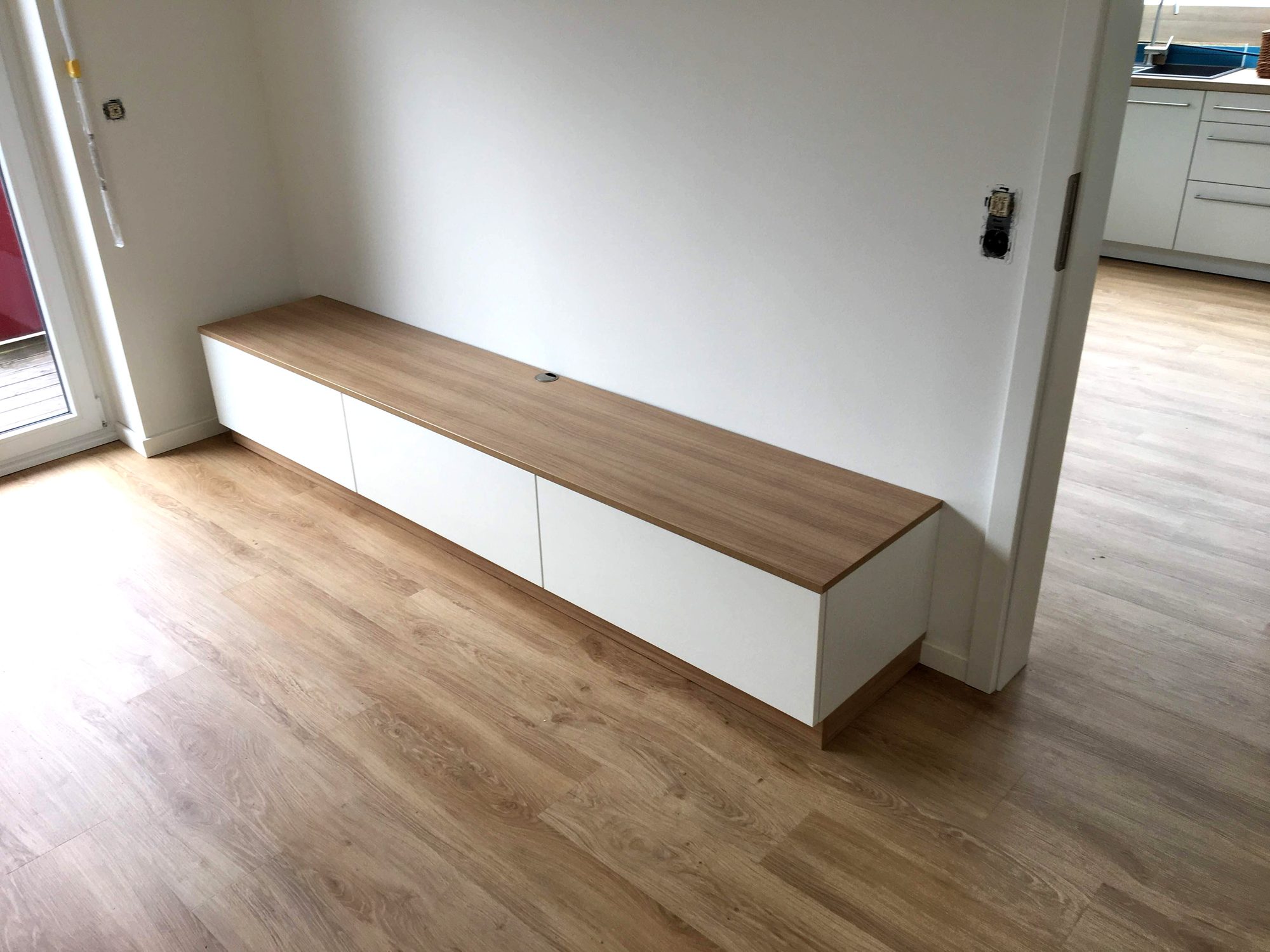 Niedrige Bank mit Abdeckung in Holzoptik