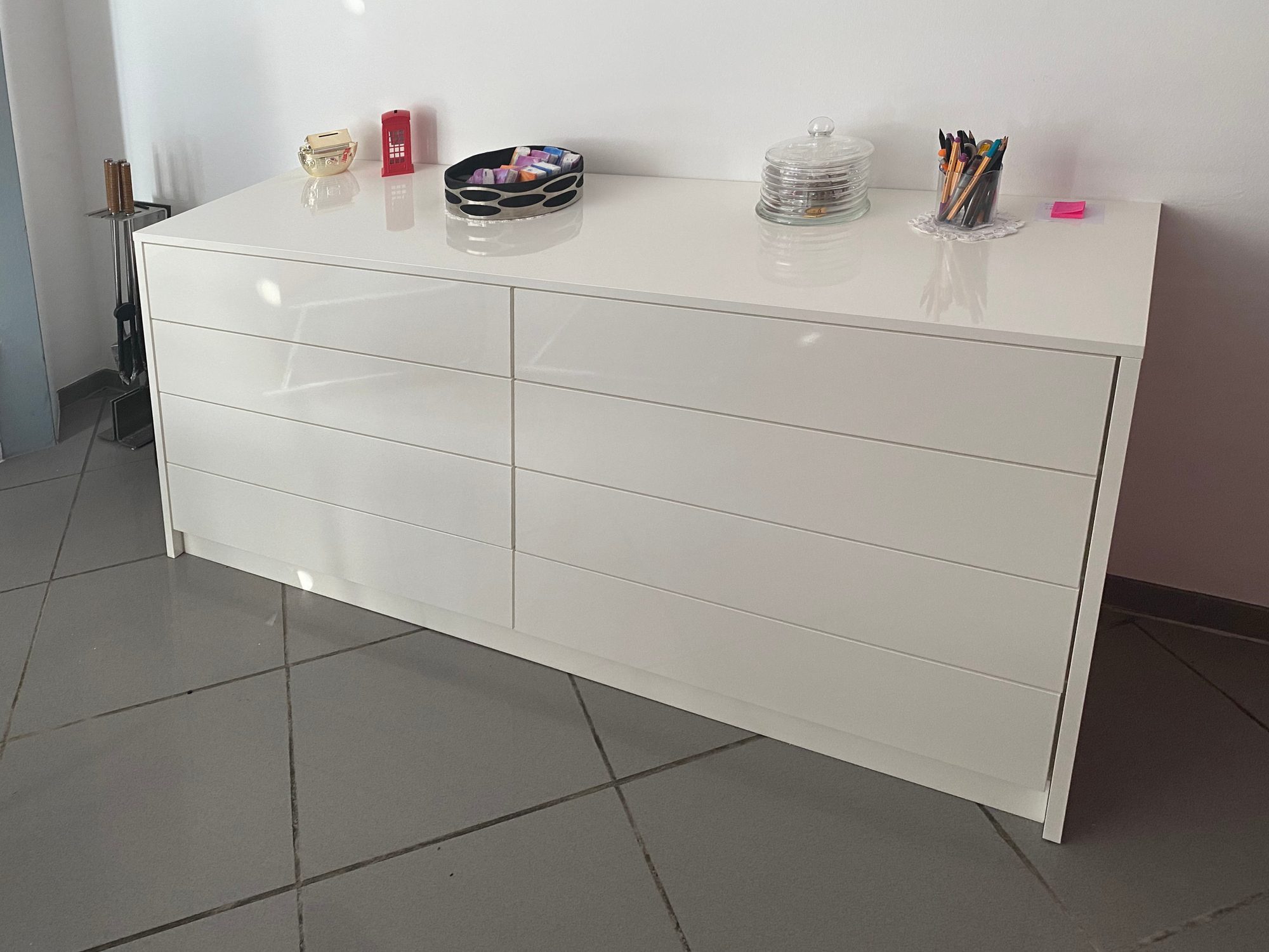 Glänzende weiße Kommode mit Schubkästen