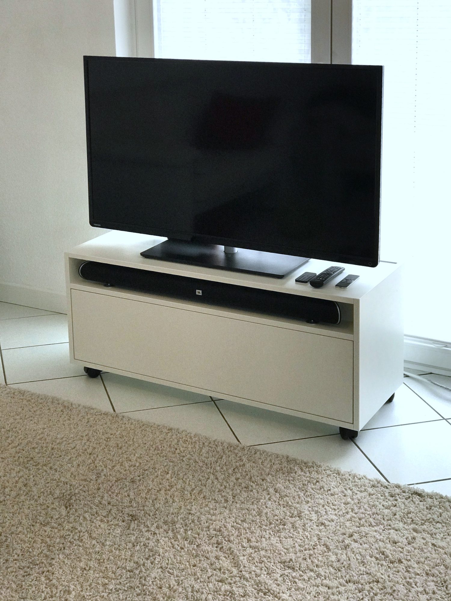Fahrbares Fernsehmöbel in Weiß