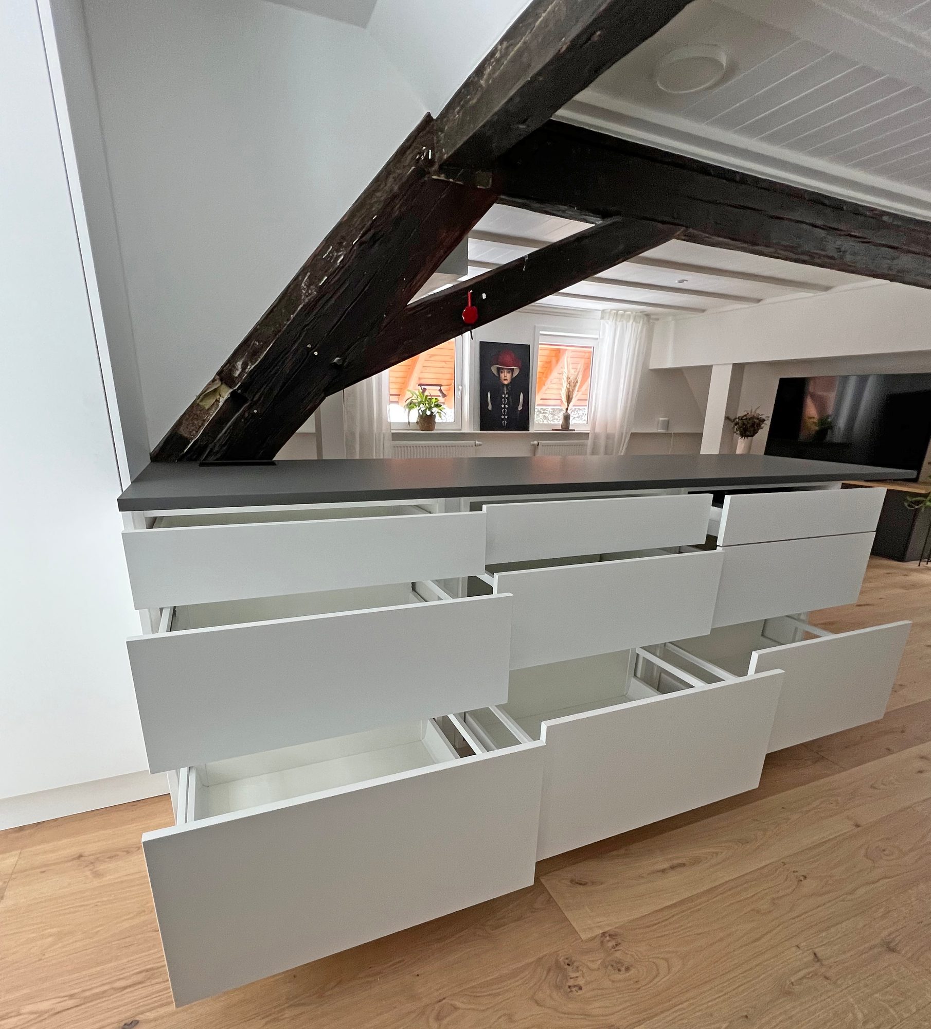 Geöffnete Schubkästen der Theke