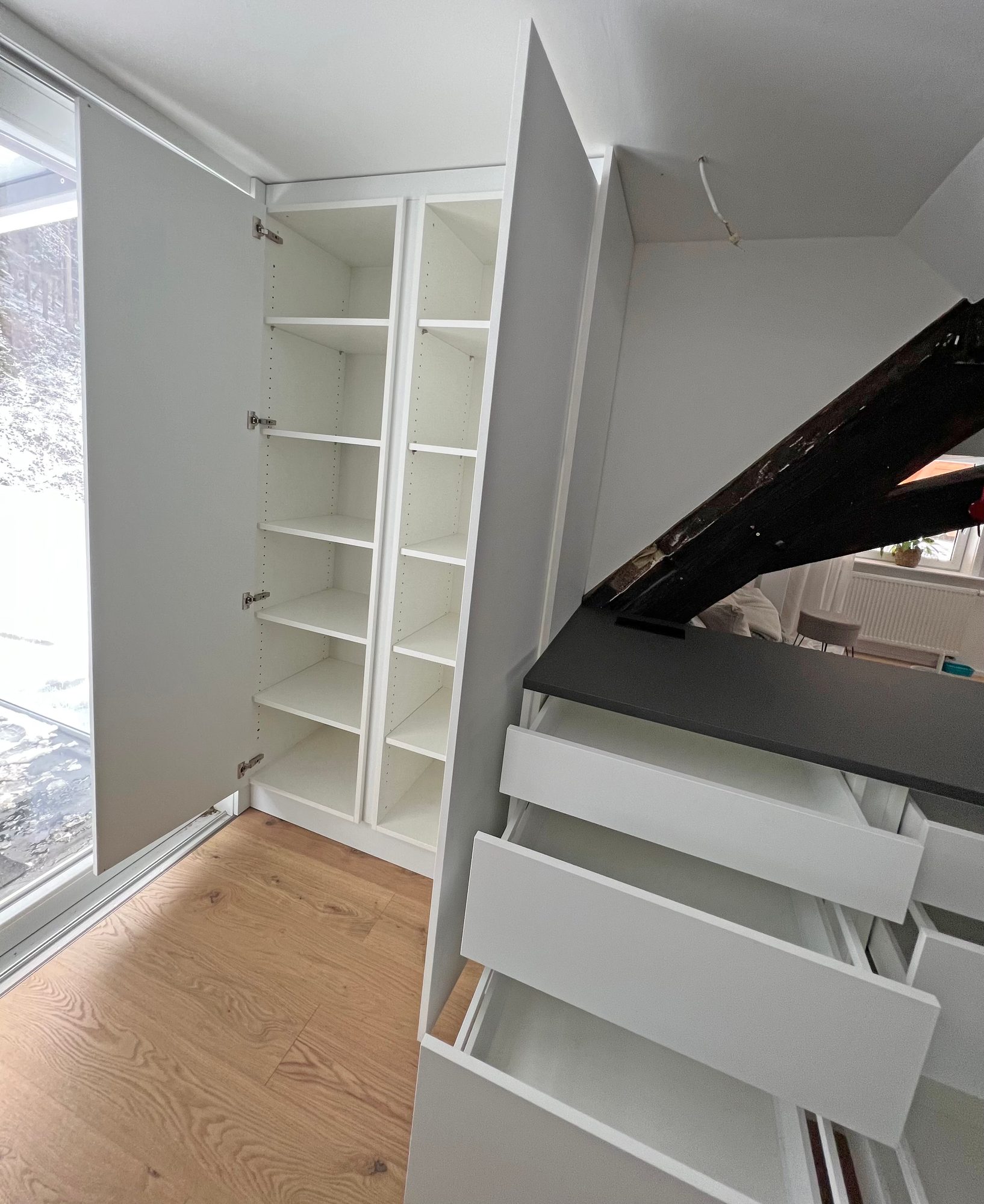 Hochschrank mit Regalböden und Auszügen