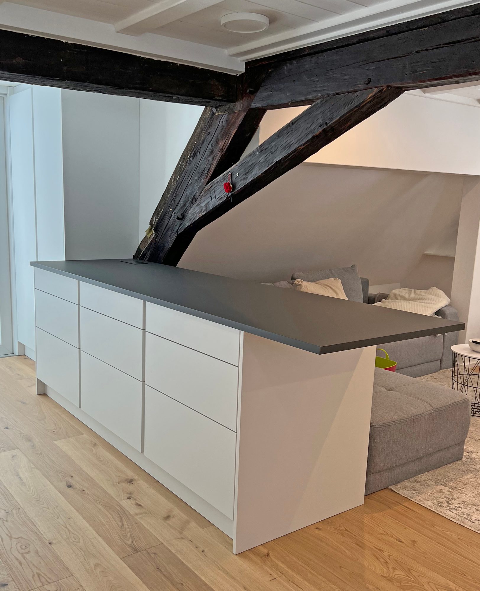 Theke mit Schubkästen unter dem Dachstuhl