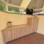 Küchenzeile in Holzoptik über Eck