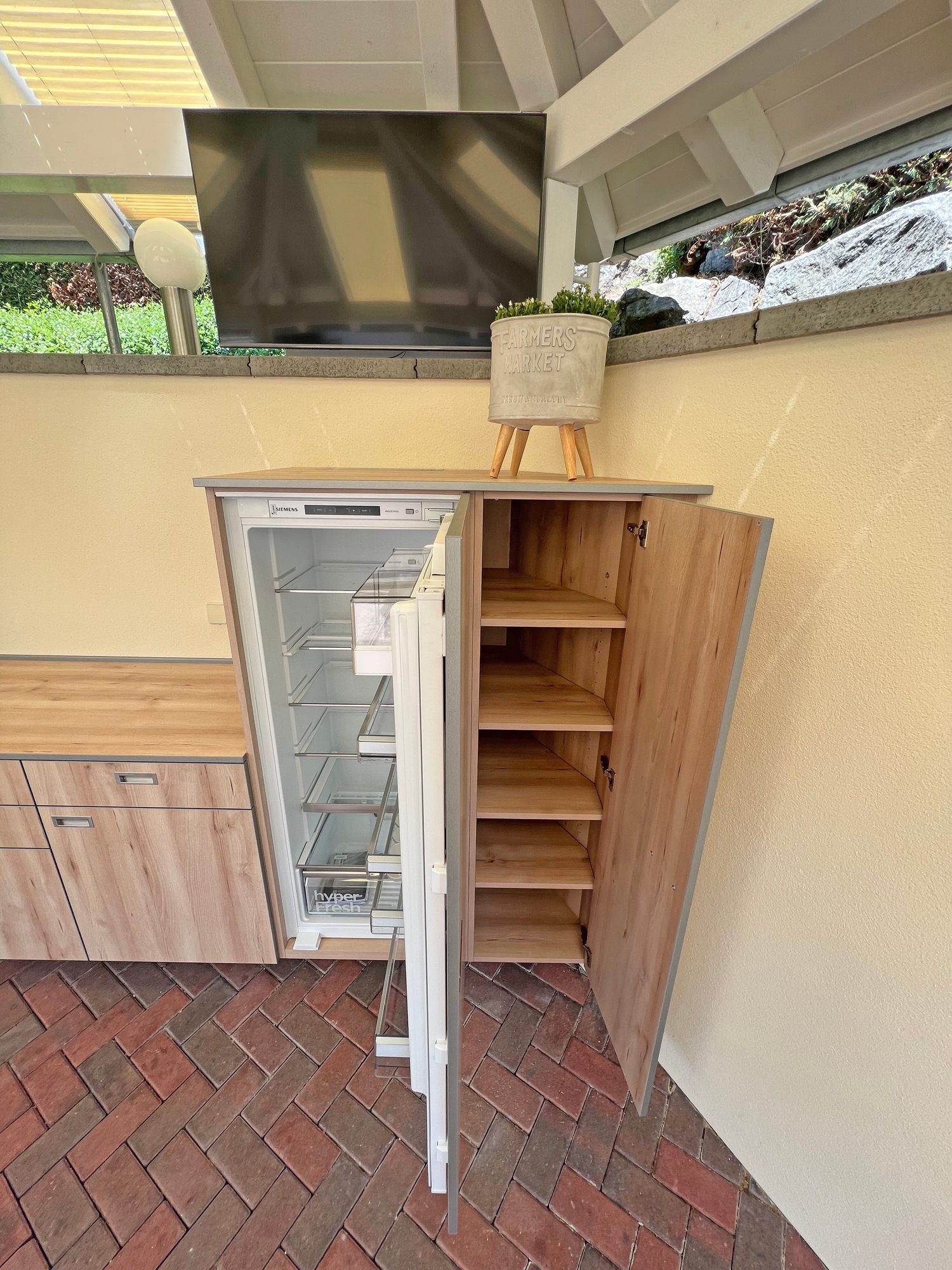 Hochschrank mit Kühlschrank und Regalauszug