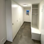 Lange weiße Schrankwand im Flur