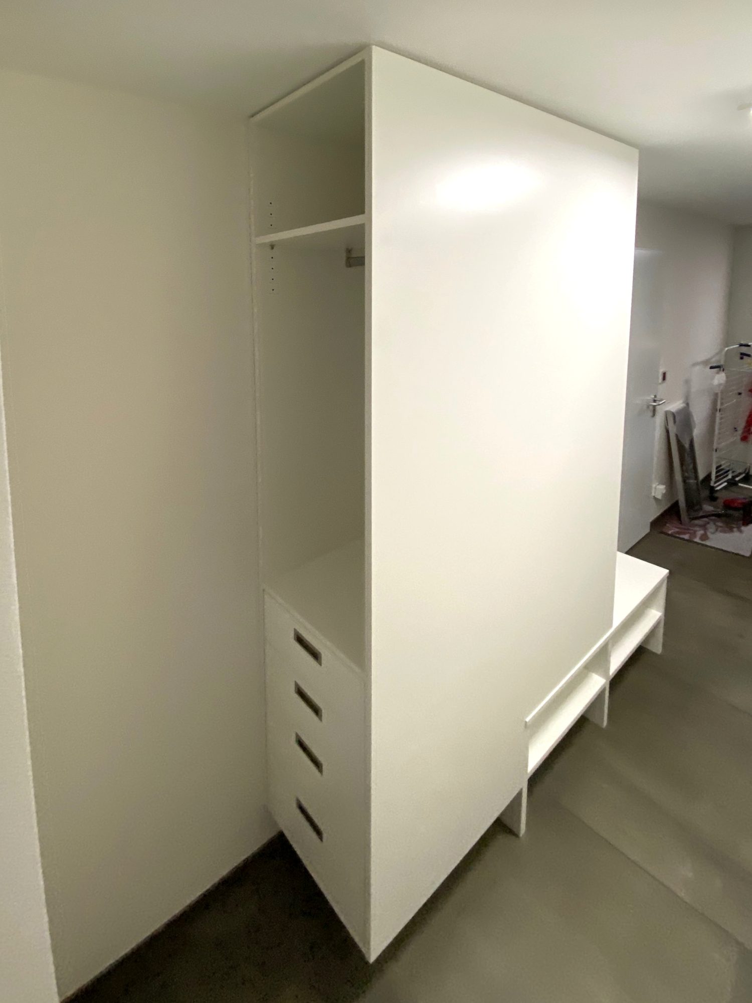 Schrank mit Kleiderstange und Schubkästen
