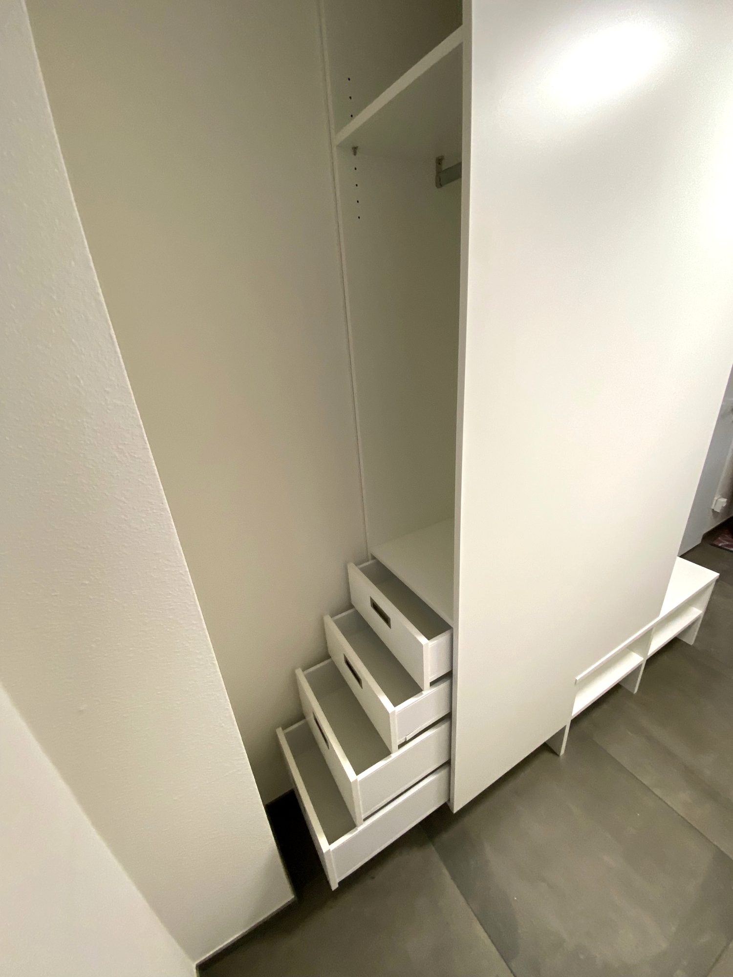 Geöffneter Schrank mit Auszügen
