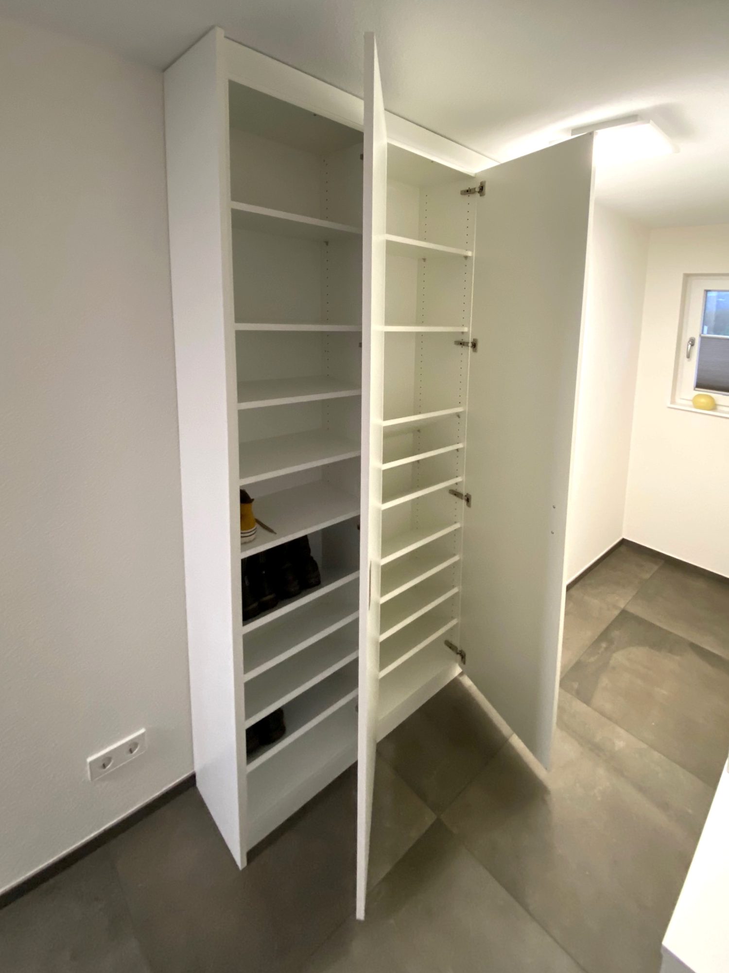 Hoher Schrank mit Schuhregalen