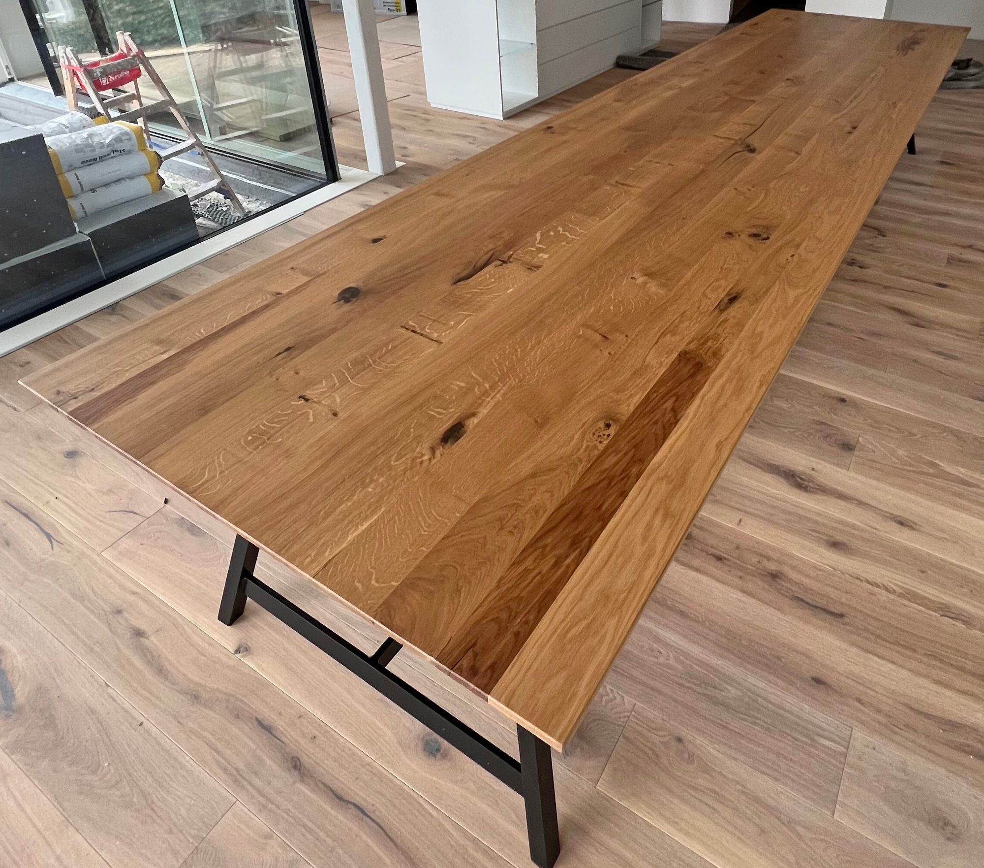 Tischplatte mit lebendiger Holzmaserung