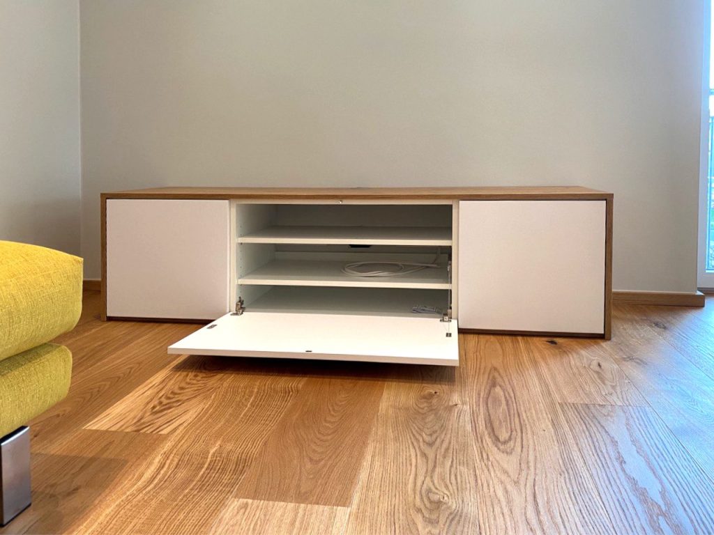 Lowboard mit geöffneter Klappe und offenen Fächern
