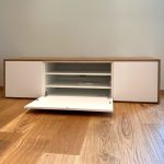 Lowboard mit geöffneter Klappe und offenen Fächern