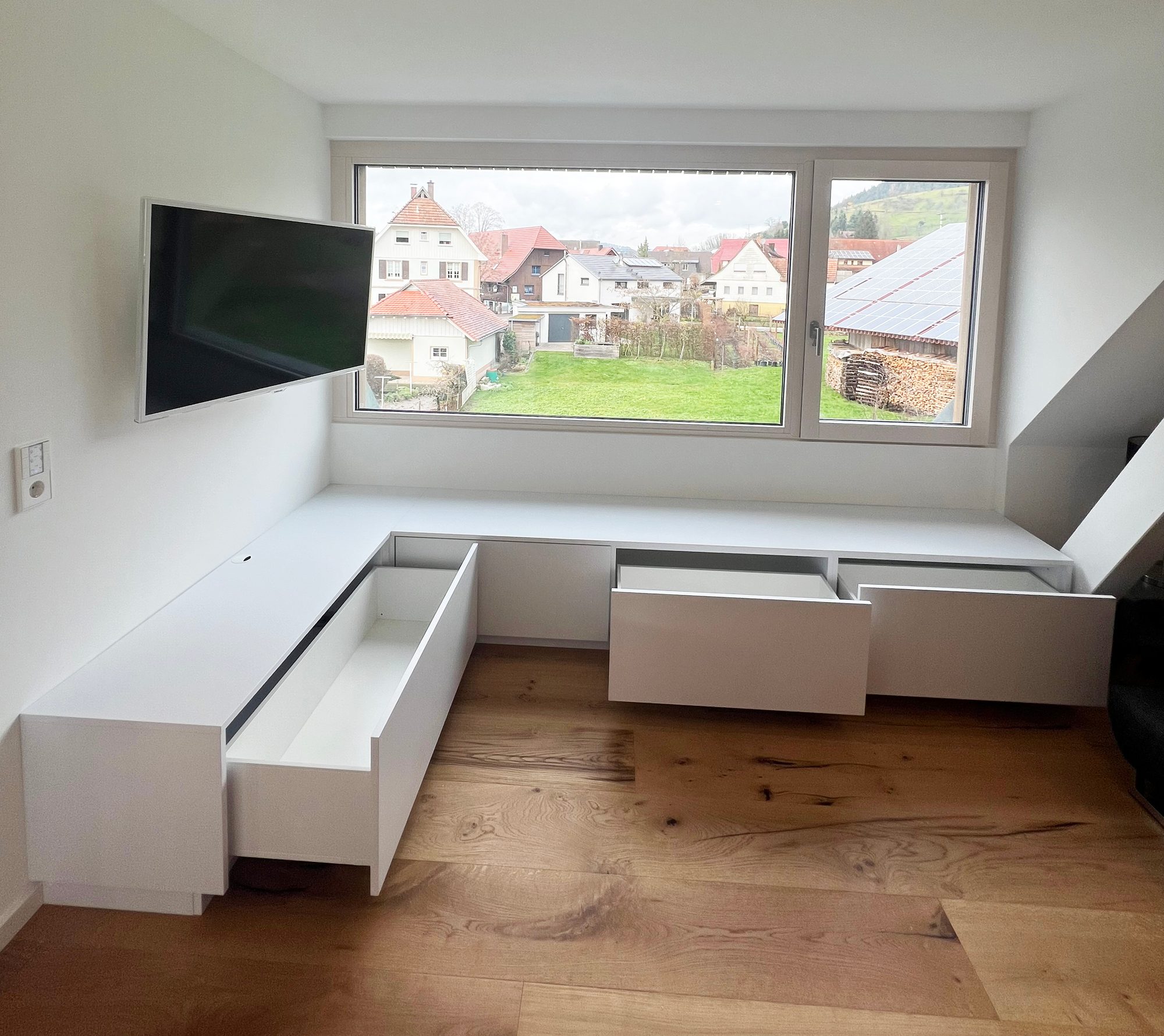 Lowboard über Eck mit geöffneten Schubkästen