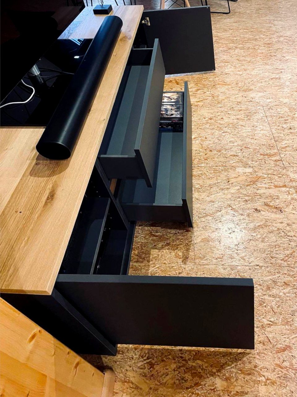 Geöffnete Auszüge des Lowboards