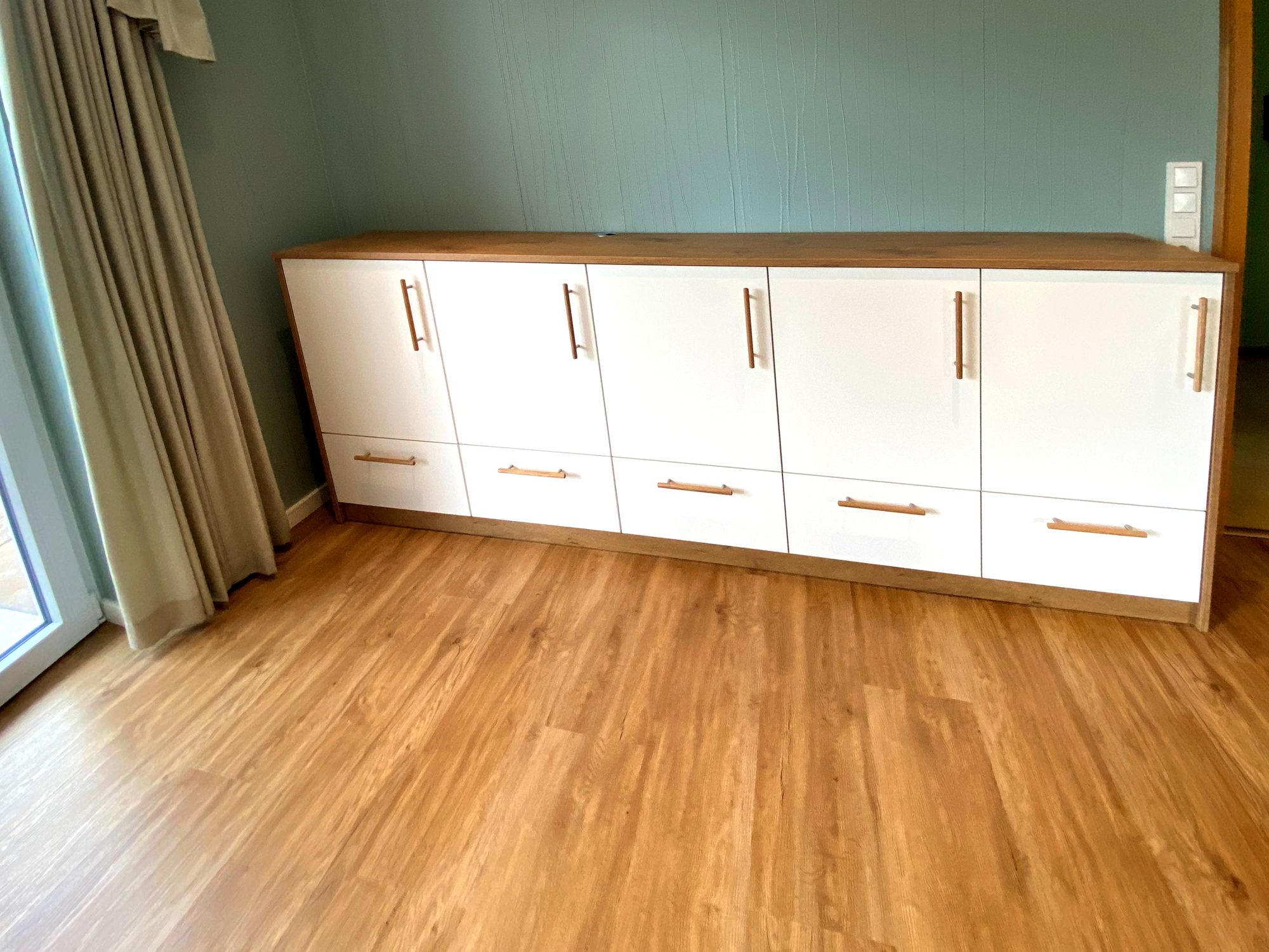 Langes weißes Sideboard mit Abdeckung in Holzoptik