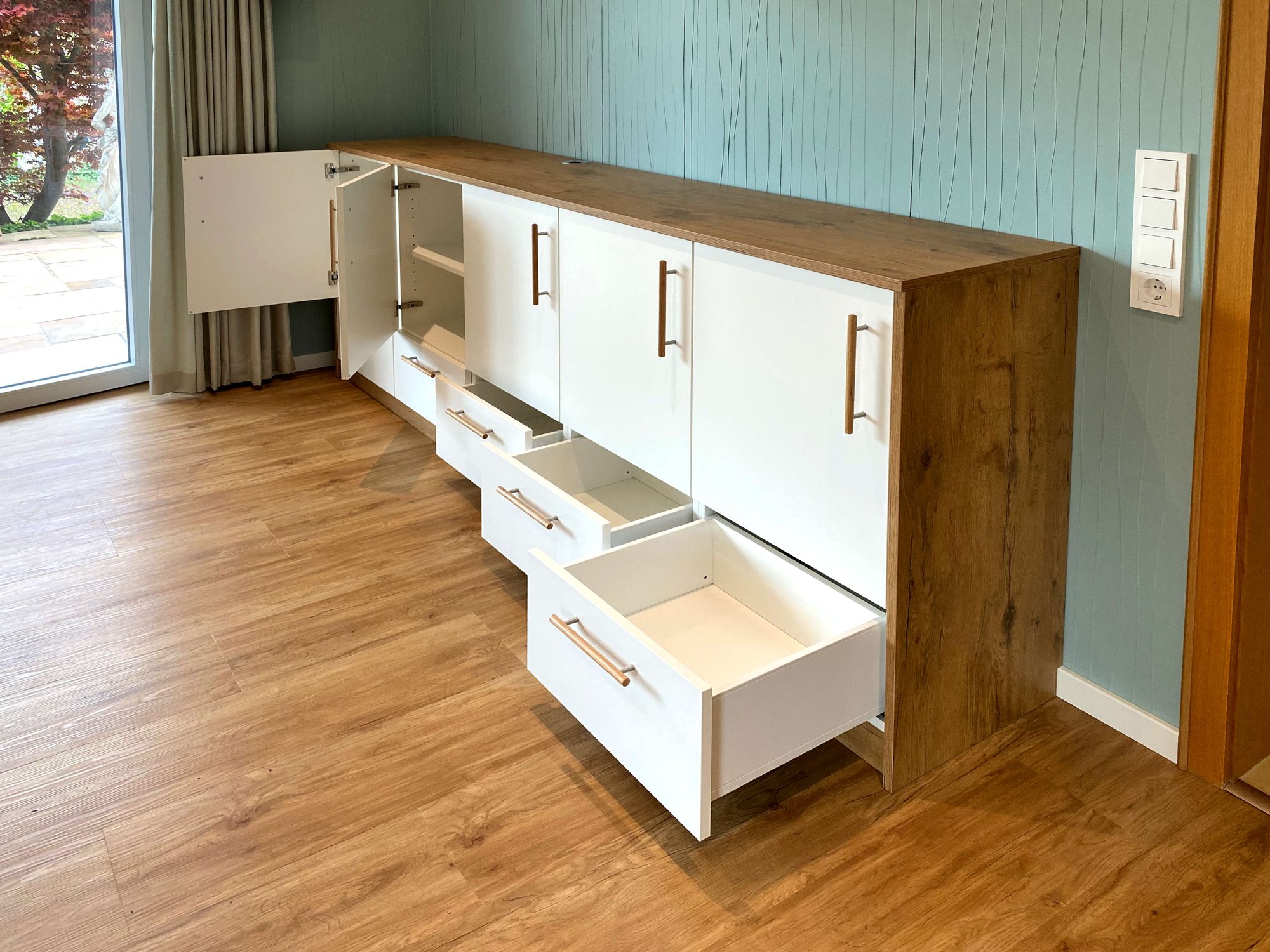 Sideboard mit geöffneten Türen und Schubkästen