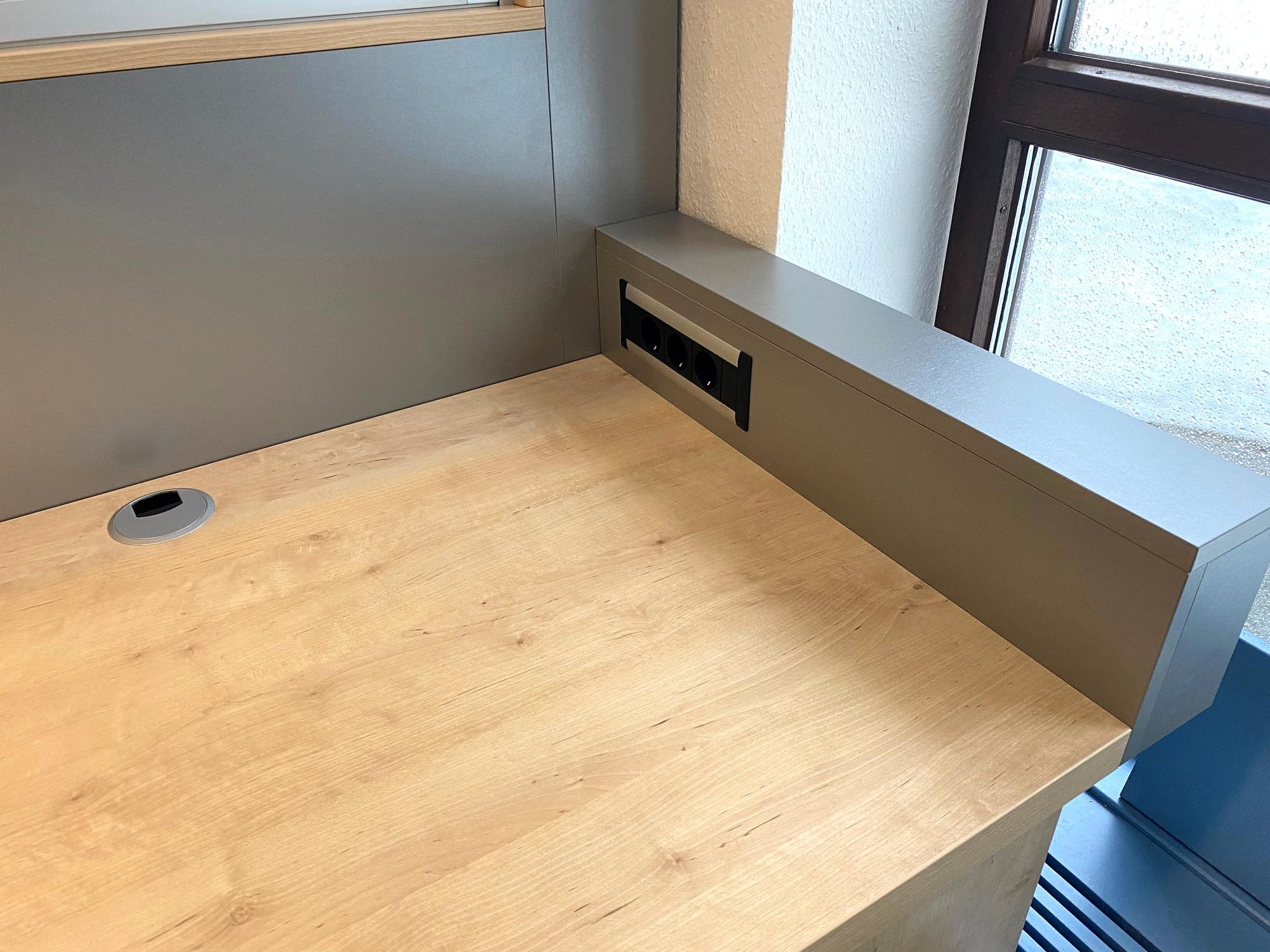 Tischplatte mit Kabeldurchlass und Steckdosenleiste