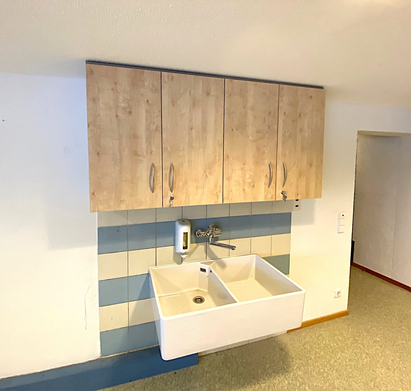 Ausgussbecken mit Hängeschränken in Holzoptik