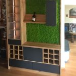 Raumteiler mit Moosrückwand, Weinfächern und Vitrine