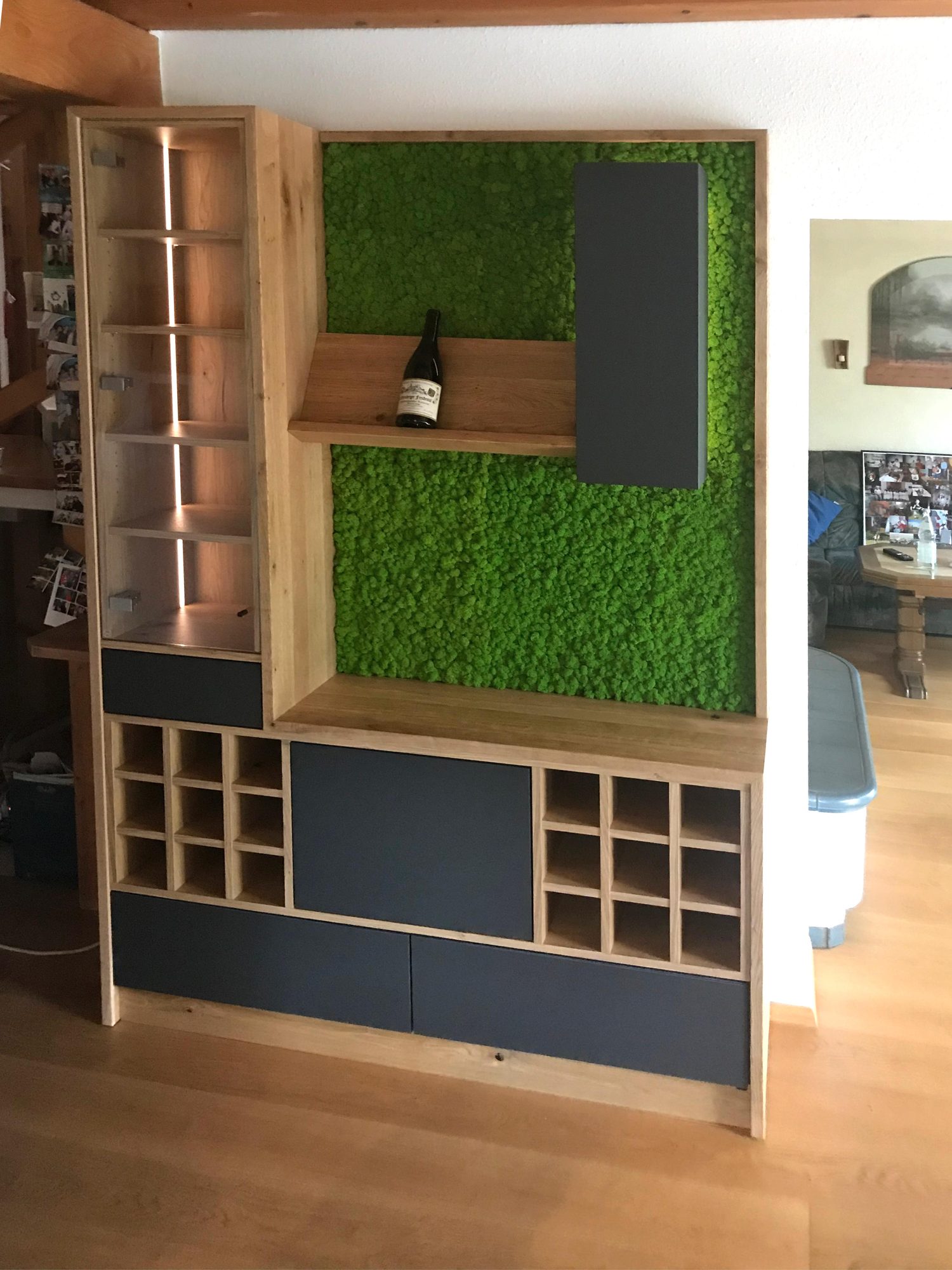 Raumteiler mit Moosrückwand, Weinfächern und Vitrine