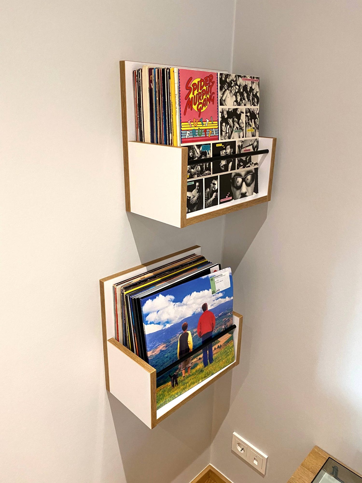 Schwebende Kästen für Schallplatten